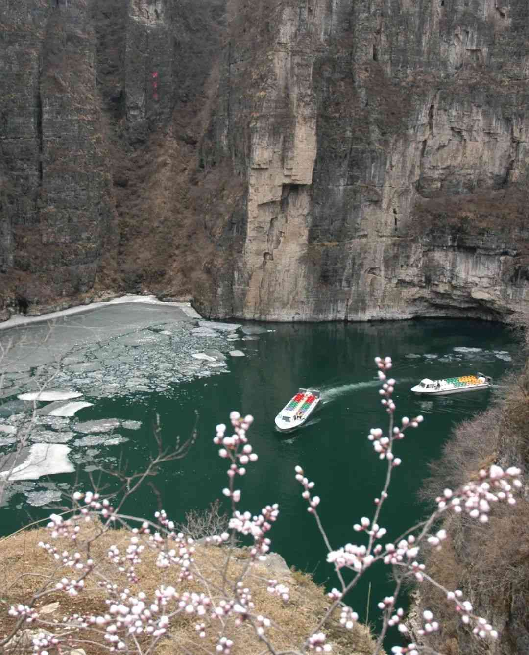 观冰河赏春花，这个景区可赏两季景色