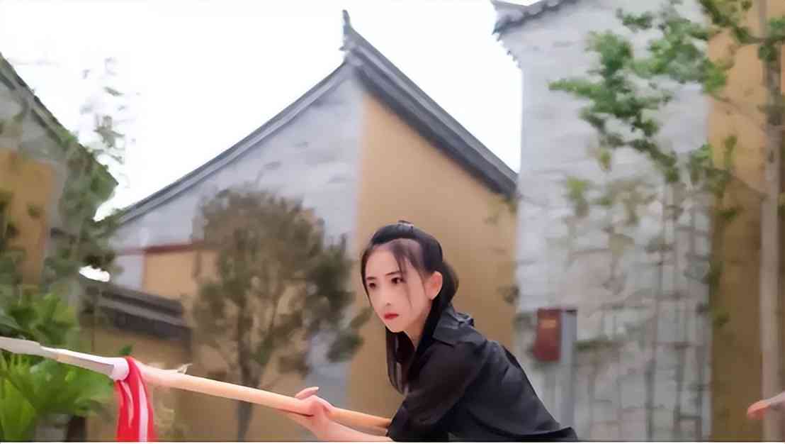 知名美女武术家现实上演永劫连招，亮腹肌秀腾空回马枪，又美又飒