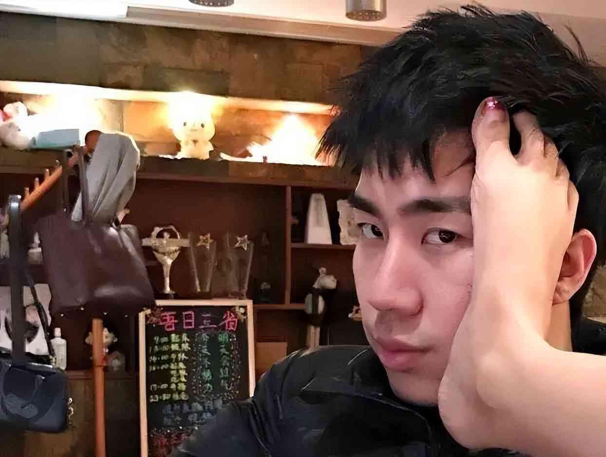 曾经的LOL一哥骚男宣布无期限停播，要去完成一件大事