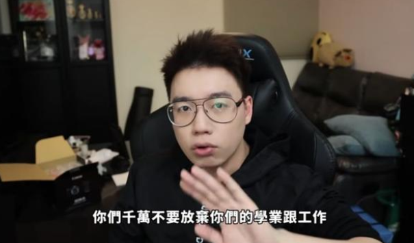 LOL世界冠军法王当众乞讨？一手好牌打烂了，相比FAKER，差距太大