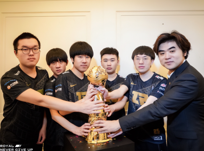 RNG喜迎MSI三连冠,小虎赛后霸气怼T1输了什么都是借口